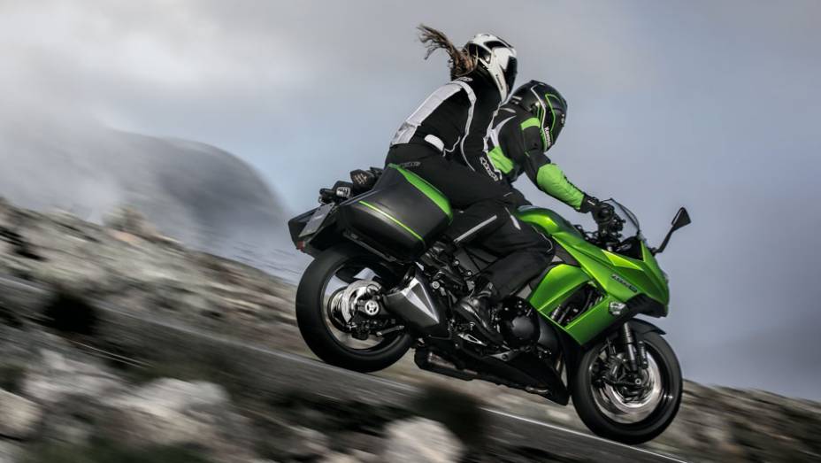 A motocicleta está prevista para chegar ao mercado brasileiro no segundo trimestre de 2014 | <a href="https://preprod.quatrorodas.abril.com.br/moto/noticias/kawasaki-lanca-ninja-1000-tourer-abs-salao-duas-rodas-756465.shtml" rel="migration">Leia mais</a>