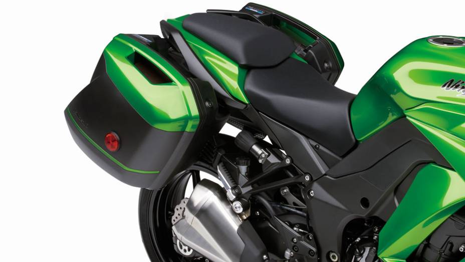 Malas laterais têm capacidade para 29 litros | <a href="https://preprod.quatrorodas.abril.com.br/moto/noticias/kawasaki-lanca-ninja-1000-tourer-abs-salao-duas-rodas-756465.shtml" rel="migration">Leia mais</a>