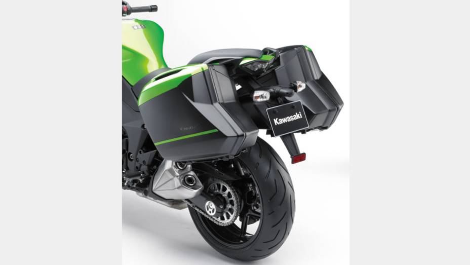 Malas laterais são itens de série | <a href="https://preprod.quatrorodas.abril.com.br/moto/noticias/kawasaki-lanca-ninja-1000-tourer-abs-salao-duas-rodas-756465.shtml" rel="migration">Leia mais</a>