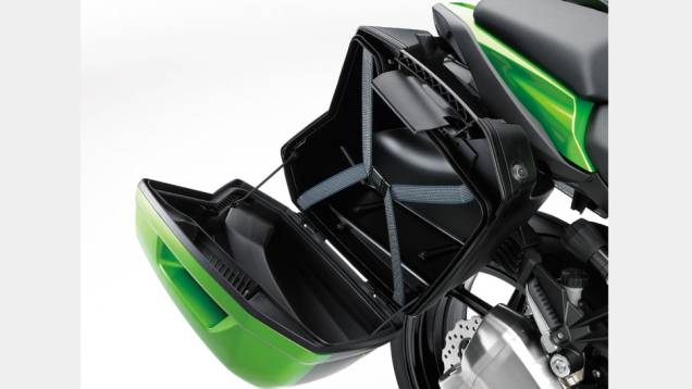 Detalhe do espaço intero da mala lateral são itens de série | <a href="https://preprod.quatrorodas.abril.com.br/moto/noticias/kawasaki-lanca-ninja-1000-tourer-abs-salao-duas-rodas-756465.shtml" rel="migration">Leia mais</a> Detalhe do espaço intero da mala lateral são itens de série | <a href="https://preprod.quatrorodas.abril.com.br/moto/noticias/kawasaki-lanca-ninja-1000-tourer-abs-salao-duas-rodas-756465.shtml" rel="migration">Leia mais</a>
