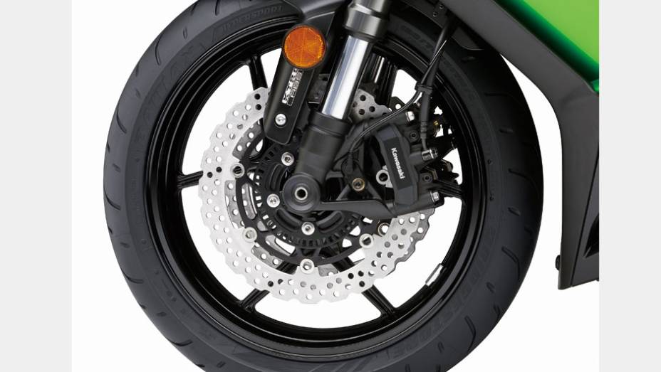 Detalhe da roda dianteira | <a href="https://preprod.quatrorodas.abril.com.br/moto/noticias/kawasaki-lanca-ninja-1000-tourer-abs-salao-duas-rodas-756465.shtml" rel="migration">Leia mais</a>