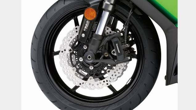 Detalhe da roda dianteira | <a href="https://preprod.quatrorodas.abril.com.br/moto/noticias/kawasaki-lanca-ninja-1000-tourer-abs-salao-duas-rodas-756465.shtml" rel="migration">Leia mais</a> Detalhe da roda dianteira | <a href="https://preprod.quatrorodas.abril.com.br/moto/noticias/kawasaki-lanca-ninja-1000-tourer-abs-salao-duas-rodas-756465.shtml" rel="migration">Leia mais</a>