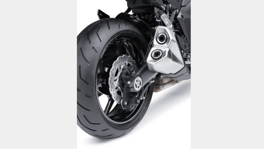 Detalhe do escape | <a href="https://preprod.quatrorodas.abril.com.br/moto/noticias/kawasaki-lanca-ninja-1000-tourer-abs-salao-duas-rodas-756465.shtml" rel="migration">Leia mais</a>