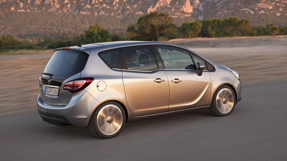 ...luzes diurnas de LED frontais e lanternas de LED | <a href="https://preprod.quatrorodas.abril.com.br/noticias/fabricantes/opel-revela-facelift-meriva-756548.shtml" rel="migration">Leia mais</a>