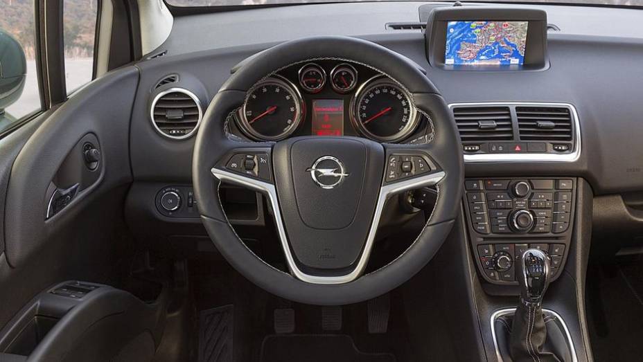Ele também vem equipado com a nova geração do sistema multimídia IntelliLink, com tela sensível ao toque de 7 polegadas | <a href="https://preprod.quatrorodas.abril.com.br/noticias/fabricantes/opel-revela-facelift-meriva-756548.shtml" rel="migration">Leia mais</a>