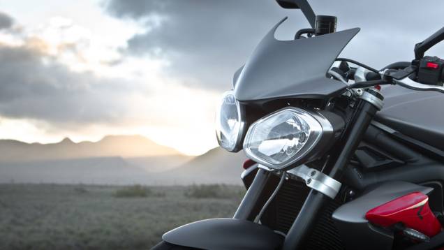 Detalhe da pequana carenagem acima dos faróis da Street Triple R | <a href="https://preprod.quatrorodas.abril.com.br/moto/noticias/triumph-revela-lancamentos-salao-duas-rodas-756393.shtml" rel="migration">Leia mais</a> Detalhe da pequana carenagem acima dos faróis da Street Triple R | <a href="https://preprod.quatrorodas.abril.com.br/moto/noticias/triumph-revela-lancamentos-salao-duas-rodas-756393.shtml" rel="migration">Leia mais</a>
