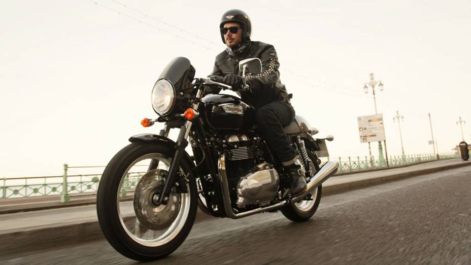 Modelo chega ao Brasil em mar&ccedil;o de 2014, com produ&ccedil;&atilde;o em Manaus (AM) a partir de fevereiro | <a href="https://preprod.quatrorodas.abril.com.br/moto/noticias/triumph-revela-lancamentos-salao-duas-rodas-756393.shtml" rel="migration">Leia mais</a>