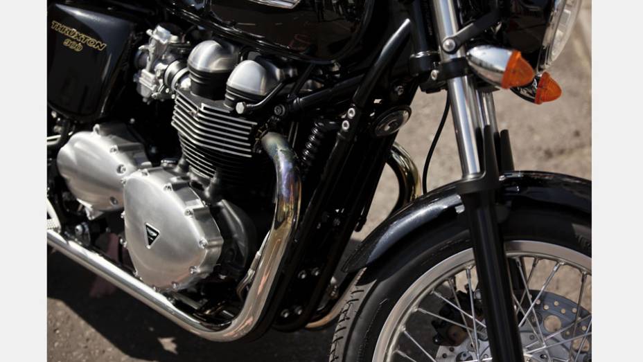 Motor de 865 cc, mesmo que equipa a Boneville T100, entrega 69 cavalos de potência a 7400 rpm | <a href="https://preprod.quatrorodas.abril.com.br/moto/noticias/triumph-revela-lancamentos-salao-duas-rodas-756393.shtml" rel="migration">Leia mais</a>