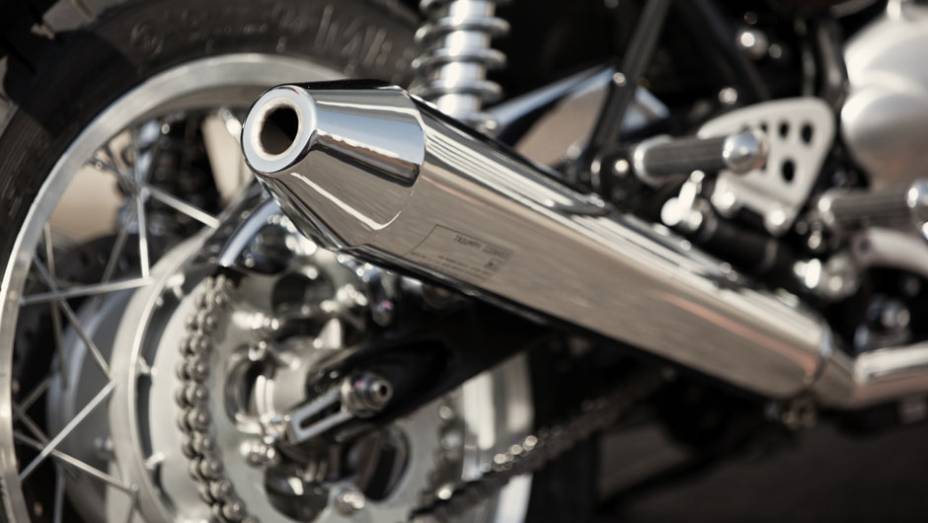 Moto estar&aacute; dispon&iacute;vel em duas cores: Preto Phantom e Verde Brooklands | <a href="https://preprod.quatrorodas.abril.com.br/moto/noticias/triumph-revela-lancamentos-salao-duas-rodas-756393.shtml" rel="migration">Leia mais</a>