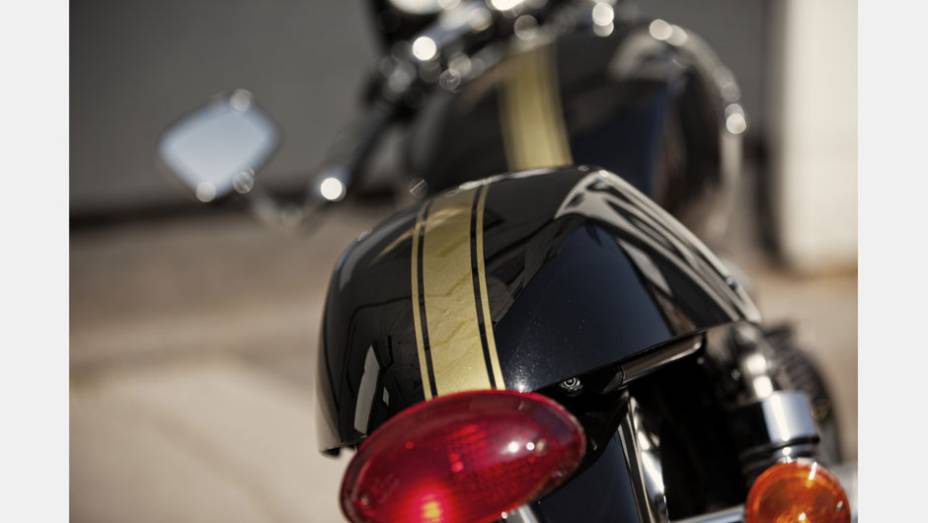 Modelo ser&aacute; vendido por 31 900 reais | <a href="https://preprod.quatrorodas.abril.com.br/moto/noticias/triumph-revela-lancamentos-salao-duas-rodas-756393.shtml" rel="migration">Leia mais</a>