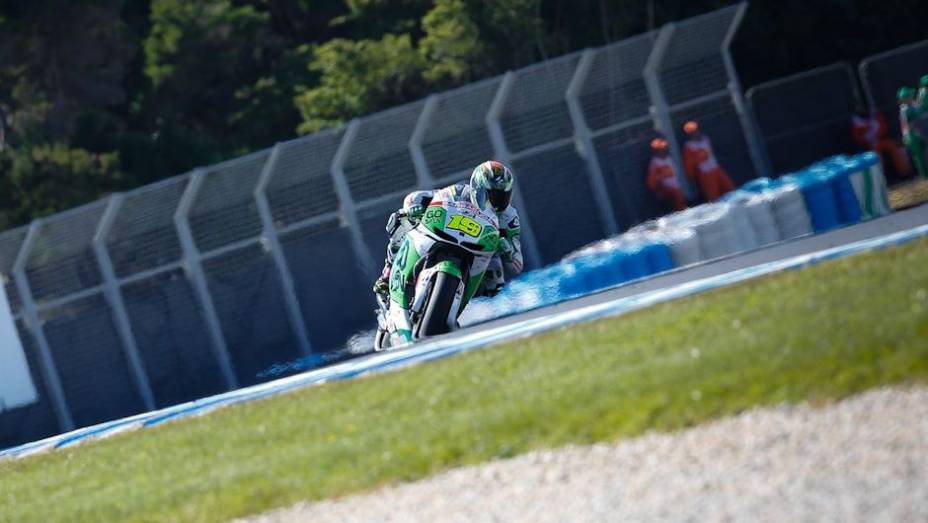 Quem surpreendeu foi &Aacute;lvaro Bautista (GO&FUN Honda Gresini), que abrir&aacute; a segunda fila | <a href="https://preprod.quatrorodas.abril.com.br/moto/noticias/motogp-lorenzo-pole-australia-757585.shtml" rel="migration">Leia mais</a>