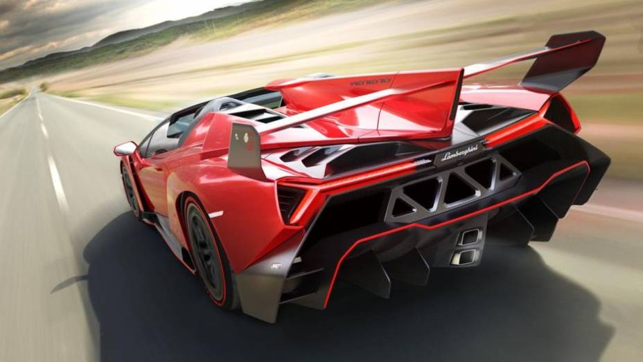 Antes, a revista Top Gear havia publicado as primeiras imagens do modelo | <a href="https://preprod.quatrorodas.abril.com.br/noticias/fabricantes/surgem-primeiras-imagens-lamborghini-veneno-roadster-757482.shtml" rel="migration">Leia mais</a>