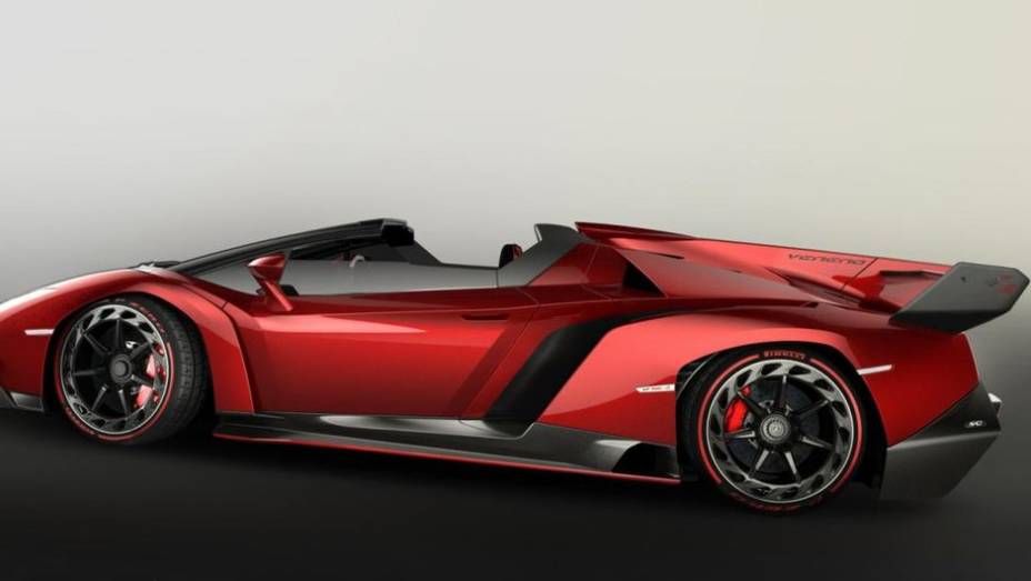 A Veneno Roadster é capaz de acelerar de 0 a 100 km/h em 2,9 segundos e alcança a velocidade máxima de 355 km/h | <a href="https://preprod.quatrorodas.abril.com.br/noticias/fabricantes/surgem-primeiras-imagens-lamborghini-veneno-roadster-757482.shtml" rel="migration">Leia mais</a>