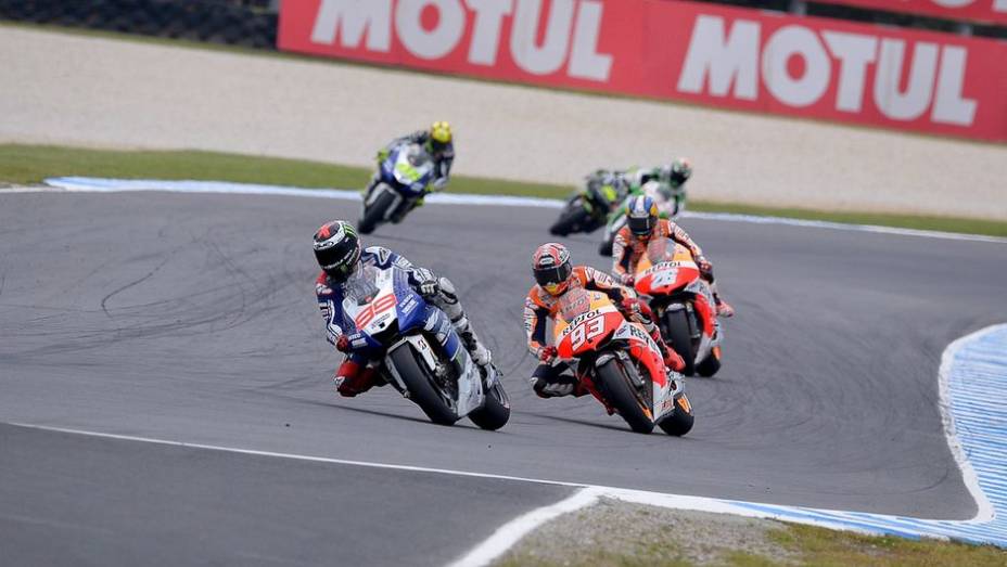 Assim, a etapa passou de 26 para apenas 19 voltas, com uma parada obrigatória nos boxes para cada piloto | <a href="https://preprod.quatrorodas.abril.com.br/moto/noticias/motogp-lorenzo-vence-embola-campeonato-757595.shtml" rel="migration">Leia mais</a>