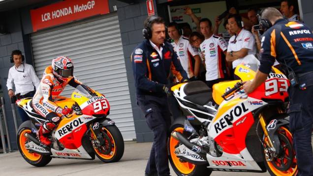 O problema para Márquez veio com sua parada obrigatória: ela foi feita uma volta depois da janela obrigatória estabelecida pela direção de prova. Assim, recebeu a bandeira preta | <a href="https://preprod.quatrorodas.abril.com.br/moto/noticias/motogp-lorenzo-vence" rel="migration"></a> O problema para Márquez veio com sua parada obrigatória: ela foi feita uma volta depois da janela obrigatória estabelecida pela direção de prova. Assim, recebeu a bandeira preta | <a href="https://preprod.quatrorodas.abril.com.br/moto/noticias/motogp-lorenzo-vence" rel="migration"></a>