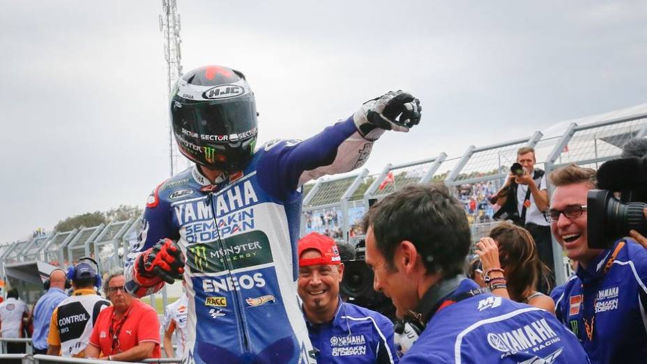 Lorenzo, assim, não teve a resistência do rival nas voltas finais e venceu com tranquilidade| <a href="https://preprod.quatrorodas.abril.com.br/moto/noticias/motogp-lorenzo-vence-embola-campeonato-757595.shtml" rel="migration">Leia mais</a>