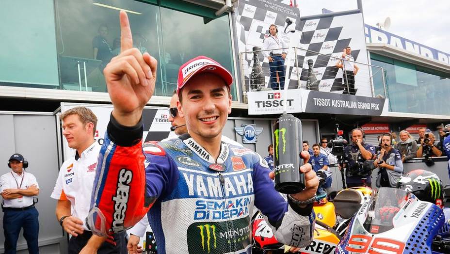 A liderança do novato passou de 43 para apenas 18 pontos | <a href="https://preprod.quatrorodas.abril.com.br/moto/noticias/motogp-lorenzo-vence-embola-campeonato-757595.shtml" rel="migration">Leia mais</a>