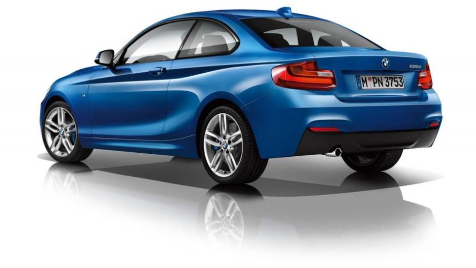 A 220d (2.0, 184 cv e 38,7 kgfm) acelera de 0 a 100 km/h em 7,2s e obt&eacute;m m&aacute;xima de 230 km/h | <a href="https://preprod.quatrorodas.abril.com.br/noticias/fabricantes/bmw-revela-serie-2-completo-758127.shtml" rel="migration">Leia mais</a>
