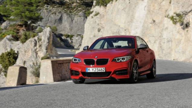 A BMW apresentou oficialmente a nova Série 2 | <a href="https://preprod.quatrorodas.abril.com.br/noticias/fabricantes/bmw-revela-serie-2-completo-758127.shtml" rel="migration">Leia mais</a> A BMW apresentou oficialmente a nova Série 2 | <a href="https://preprod.quatrorodas.abril.com.br/noticias/fabricantes/bmw-revela-serie-2-completo-758127.shtml" rel="migration">Leia mais</a>