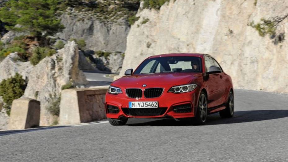 A BMW apresentou oficialmente a nova S&eacute;rie 2 | <a href="https://preprod.quatrorodas.abril.com.br/noticias/fabricantes/bmw-revela-serie-2-completo-758127.shtml" rel="migration">Leia mais</a>