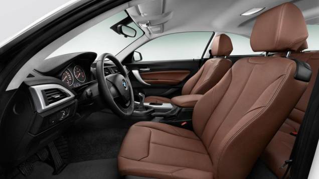 Já a 225d (2.0, 218 cv e 45,9 kgfm) vai de 0 a 100 km/h em 6,3s e chega à máxima de 242 km/h | <a href="https://preprod.quatrorodas.abril.com.br/noticias/fabricantes/bmw-revela-serie-2-completo-758127.shtml" rel="migration">Leia mais</a> Já a 225d (2.0, 218 cv e 45,9 kgfm) vai de 0 a 100 km/h em 6,3s e chega à máxima de 242 km/h | <a href="https://preprod.quatrorodas.abril.com.br/noticias/fabricantes/bmw-revela-serie-2-completo-758127.shtml" rel="migration">Leia mais</a>