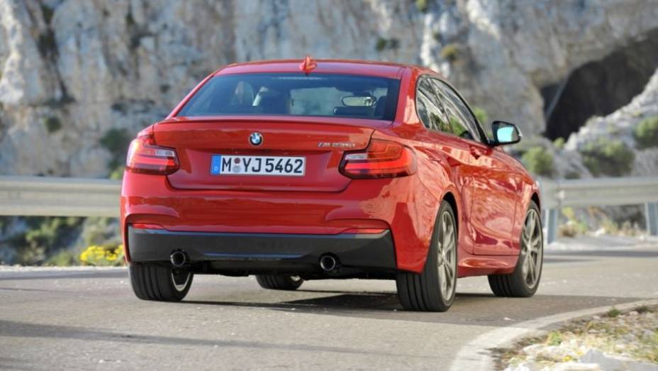 O modelo, substituto da Série 1 Coupe, chegará às concessionárias europeias em março de 2014 | <a href="https://preprod.quatrorodas.abril.com.br/noticias/fabricantes/bmw-revela-serie-2-completo-758127.shtml" rel="migration">Leia mais</a>