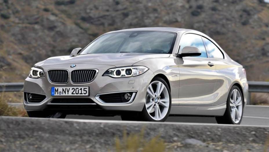 A 220i vem equipada com motor 2.0 TwinPower Turbo (gasolina), que entrega 184 cavalos de pot&ecirc;ncia e 27,5 kgfm de torque | <a href="https://preprod.quatrorodas.abril.com.br/noticias/fabricantes/bmw-revela-serie-2-completo-758127.shtml" rel="migration">Leia mais</a>