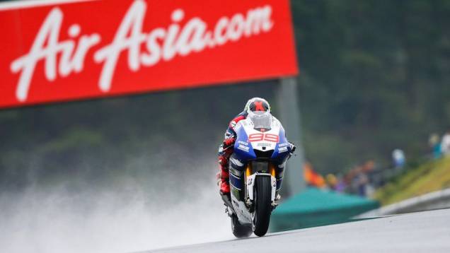 Depois de muitos problemas, a MotoGP conseguiu disputar seu treino classificatório para o GP do Japão, na pista de Motegi. Quem se deu bem foi Jorge Lorenzo | <a href="https://preprod.quatrorodas.abril.com.br/moto/noticias/motogp-lorenzo-voa-pole-japao-758277.sht" rel="migration"></a> Depois de muitos problemas, a MotoGP conseguiu disputar seu treino classificatório para o GP do Japão, na pista de Motegi. Quem se deu bem foi Jorge Lorenzo | <a href="https://preprod.quatrorodas.abril.com.br/moto/noticias/motogp-lorenzo-voa-pole-japao-758277.sht" rel="migration"></a>