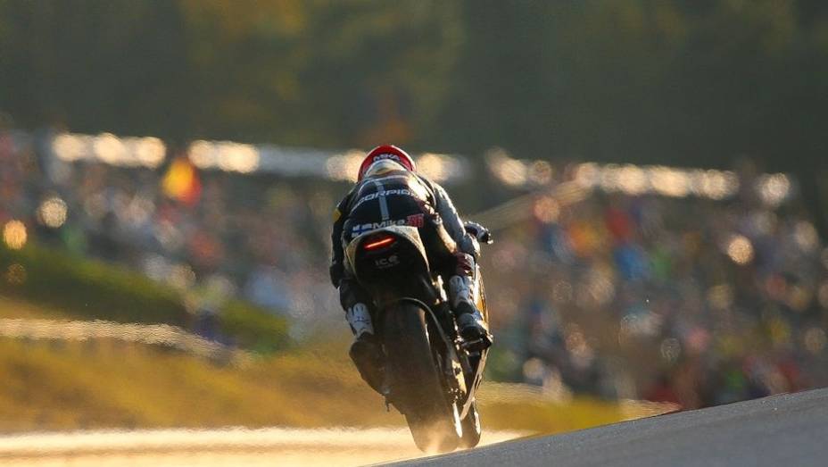 Na Moto2, o mais rápido do dia foi o finlandês Mika Kallio | <a href="https://preprod.quatrorodas.abril.com.br/moto/noticias/motogp-lorenzo-voa-pole-japao-758277.shtml" rel="migration">Leia mais</a>