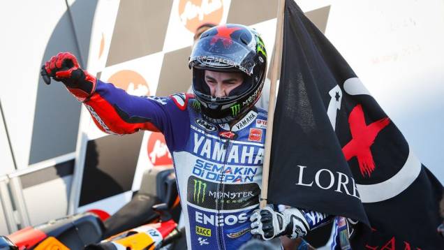 Ele estreitou a diferença em relação ao compatriota Márc Márquez na ponta da tabela para apenas 13 pontos | <a href="https://preprod.quatrorodas.abril.com.br/moto/noticias/motogp-definicao-titulo-fica-ultima-prova-758422.shtml" rel="migration">Leia mais</a> Ele estreitou a diferença em relação ao compatriota Márc Márquez na ponta da tabela para apenas 13 pontos | <a href="https://preprod.quatrorodas.abril.com.br/moto/noticias/motogp-definicao-titulo-fica-ultima-prova-758422.shtml" rel="migration">Leia mais</a>