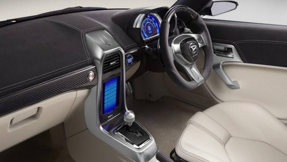A transmiss&atilde;o ser&aacute; CVT, com borboletas para troca de marchas no volante | <a href="https://preprod.quatrorodas.abril.com.br/noticias/saloes/toquio-2013/daihatsu-revela-kopen-concept-758793.shtml" rel="migration">Leia mais</a>