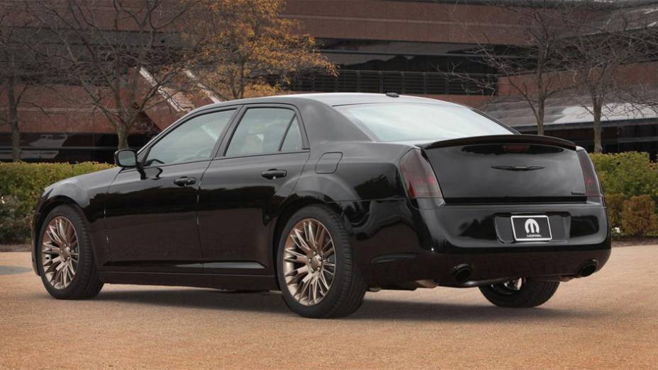 Chrysler 300S 2014 | <a href="https://preprod.quatrorodas.abril.com.br/noticias/fabricantes/chrysler-revela-cinco-modelos-sema-show-758764.shtml" rel="migration">Leia mais</a>