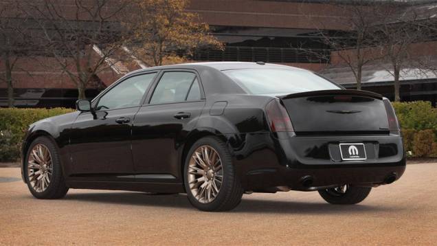 Chrysler 300S 2014 | <a href="https://preprod.quatrorodas.abril.com.br/noticias/fabricantes/chrysler-revela-cinco-modelos-sema-show-758764.shtml" rel="migration">Leia mais</a> Chrysler 300S 2014 | <a href="https://preprod.quatrorodas.abril.com.br/noticias/fabricantes/chrysler-revela-cinco-modelos-sema-show-758764.shtml" rel="migration">Leia mais</a>
