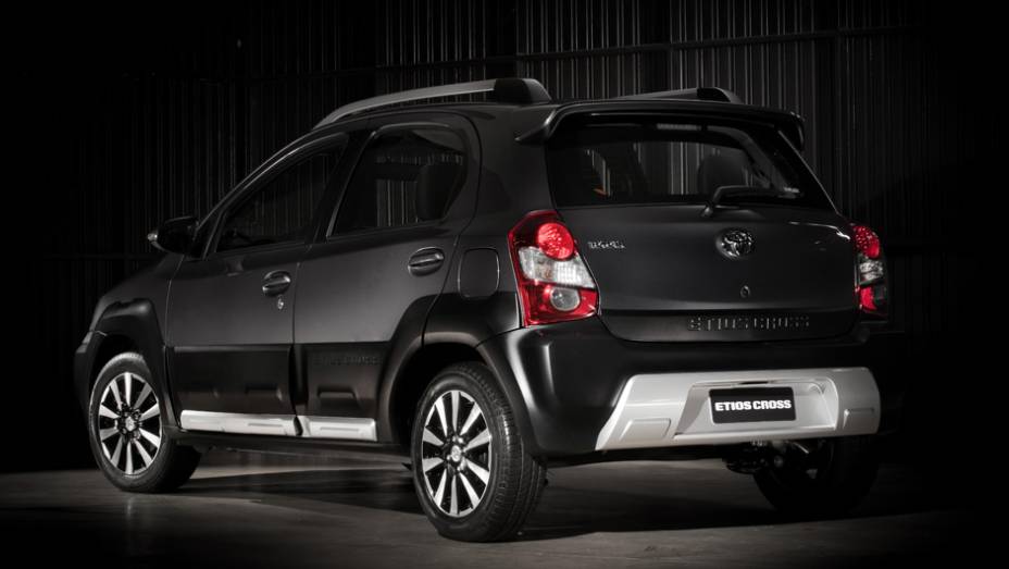 Modelo ganhou adereços aventureiros | <a href="https://preprod.quatrorodas.abril.com.br/carros/lancamentos/toyota-etios-cross-759424.shtml" rel="migration">Leia mais</a>