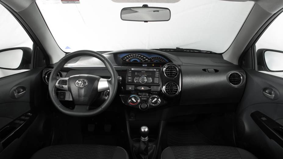 No interior, o Etios Cross mostra o painel Total Black, com velocímetro e tacômetro com grafia Black & Blue | <a href="https://preprod.quatrorodas.abril.com.br/carros/lancamentos/toyota-etios-cross-759424.shtml" rel="migration">Leia mais</a>