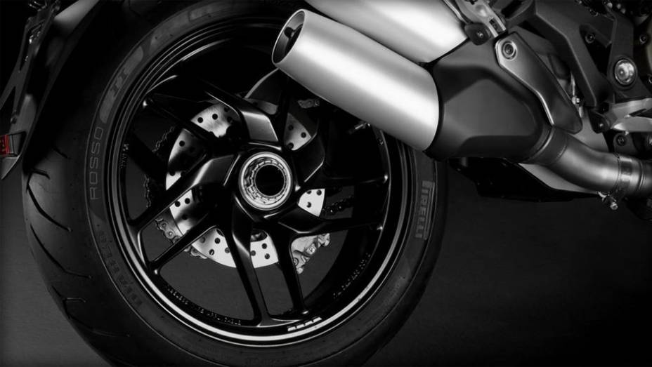 Motocicleta está equipada com freios ABS Bosch com pinças Brembo | <a href="https://preprod.quatrorodas.abril.com.br/moto/noticias/ducati-revela-monster-1200-2014-759325.shtml" rel="migration">Leia mais</a>