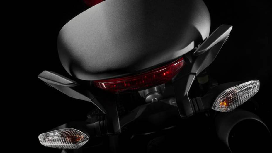 O modelo tamb&eacute;m tem controle de tra&ccedil;&atilde;o com oito posi&ccedil;&otilde;es | <a href="https://preprod.quatrorodas.abril.com.br/moto/noticias/ducati-revela-monster-1200-2014-759325.shtml" rel="migration">Leia mais</a>
