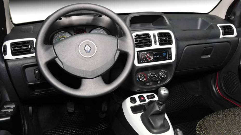 Interior se manteve quase sem mudanças, ficando mais envelhecido frente aos rivais | <a href="https://preprod.quatrorodas.abril.com.br/carros/lancamentos/renault-clio-2013-717925.shtml" rel="migration">Leia mais</a>