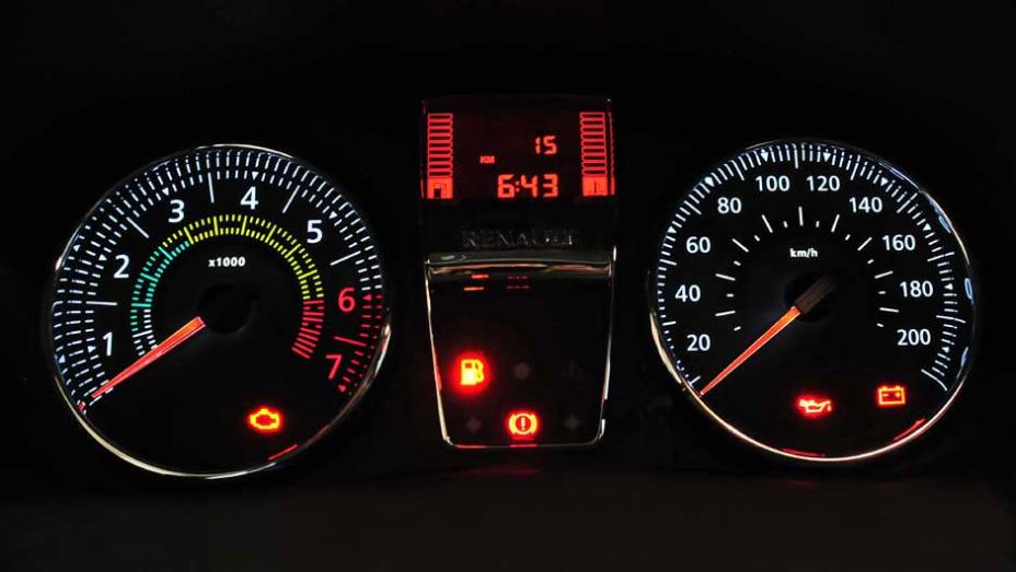 Quadro de instrumentos emprestado do Sandero oferece fácil leitura | <a href="https://preprod.quatrorodas.abril.com.br/carros/lancamentos/renault-clio-2013-717925.shtml" rel="migration">Leia mais</a> Quadro de instrumentos emprestado do Sandero oferece fácil leitura | <a href="https://preprod.quatrorodas.abril.com.br/carros/lancamentos/renault-clio-2013-717925.shtml" rel="migration">Leia mais</a>