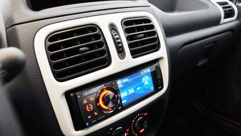 Detalhes no console central podem ser personalizados; preços do novo Clio partem de R$ 23.290 | <a href="https://preprod.quatrorodas.abril.com.br/carros/lancamentos/renault-clio-2013-717925.shtml" rel="migration">Leia mais</a>