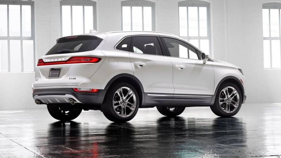 O MKC tem grade frontal dividida, lanternas que seguem o padr&atilde;o do Dodge Dart, espalhando-se por toda a traseira, e interior refinado | <a href="https://preprod.quatrorodas.abril.com.br/noticias/fabricantes/lincoln-mkc-apresentado-760137.shtml" rel="migration">Leia mais</a>