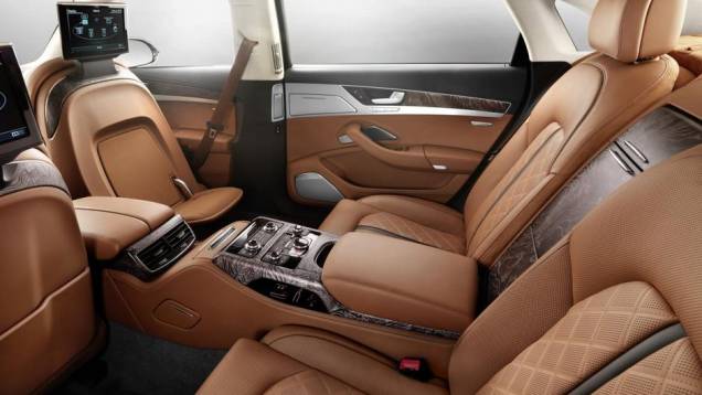 O desenho das partes centrais de encosto e assento é em formato de diamantes | <a href="https://preprod.quatrorodas.abril.com.br/noticias/fabricantes/audi-produzira-a8-exclusive-760263.shtml" rel="migration">Leia mais</a> O desenho das partes centrais de encosto e assento é em formato de diamantes | <a href="https://preprod.quatrorodas.abril.com.br/noticias/fabricantes/audi-produzira-a8-exclusive-760263.shtml" rel="migration">Leia mais</a>