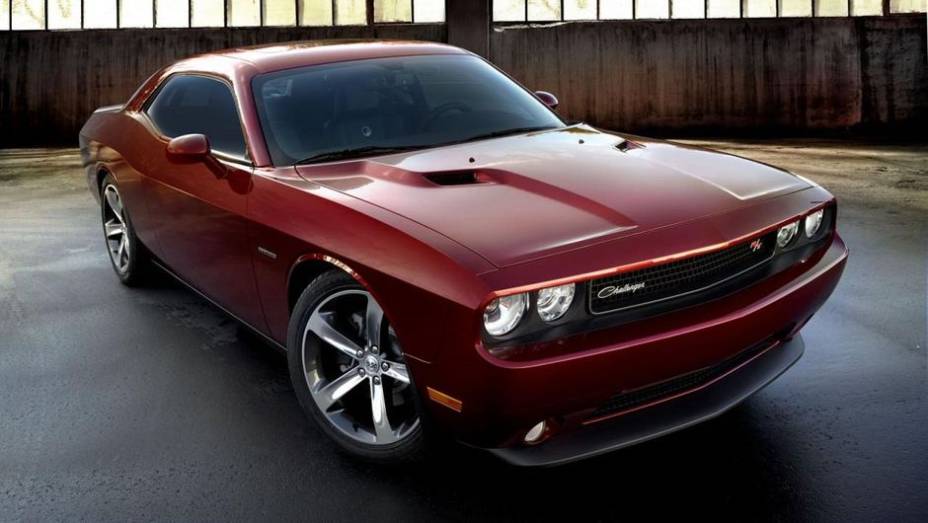 Já o Challenger possui as mesmas modificações na grade frontal e as mesmas rodas de 20 polegadas | <a href="https://preprod.quatrorodas.abril.com.br/noticias/saloes/los-angeles-2013/dodge-celebra-centenario-edicao-especial-charger-challenger-760678.shtml" rel="migration">Leia mai</a>