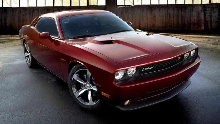 J&aacute; o Challenger possui as mesmas modifica&ccedil;&otilde;es na grade frontal e as mesmas rodas de 20 polegadas | <a href="https://preprod.quatrorodas.abril.com.br/noticias/saloes/los-angeles-2013/dodge-celebra-centenario-edicao-especial-charger-challenger-760678.shtml" rel="migration">Leia mai</a>