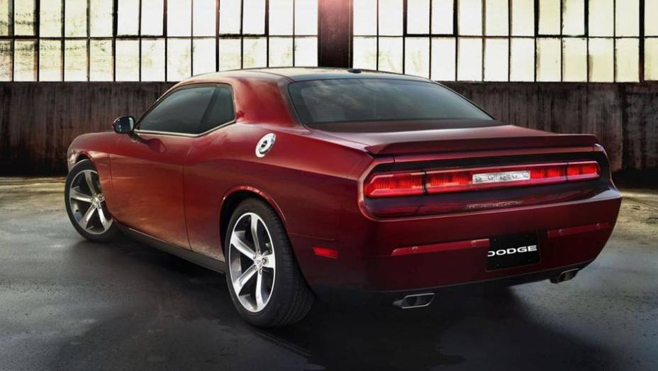 Os motores dispon&iacute;veis s&atilde;o os mesmos, com leve modifica&ccedil;&atilde;o nas especifica&ccedil;&otilde;es (305 e 375 cv, respectivamente) | <a href="https://preprod.quatrorodas.abril.com.br/noticias/saloes/los-angeles-2013/dodge-celebra-centenario-edicao-especial-charger-challenger-760678.sh" rel="migration"></a>