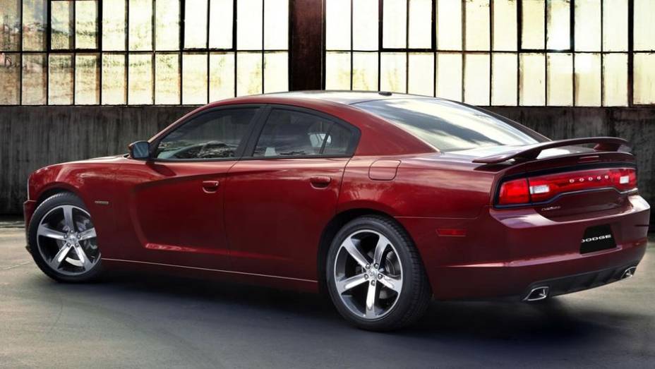 O motor pode ser o 3.6 V6 de 300 cavalos de pot&ecirc;ncia ou o 5.7 V8 de 370 cv | <a href="https://preprod.quatrorodas.abril.com.br/noticias/saloes/los-angeles-2013/dodge-celebra-centenario-edicao-especial-charger-challenger-760678.shtml" rel="migration">Leia mais</a>