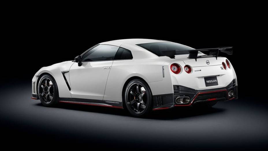 O GT-R preparado pela Nismo utiliza um motor biturbo V6 3.8 melhorado que agora desenvolve 595 cavalos de potência e 66,3 mkgf de torque | <a href="https://preprod.quatrorodas.abril.com.br/noticias/saloes/toquio-2013/primeiros-detalhes-novo-nissan-gt-r-nismo-surge" rel="migration"></a>