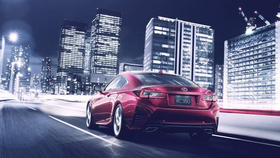 As rodas aro 18 v&ecirc;m de s&eacute;rie, mas podem ser trocadas por um conjunto de 19 polegadas | <a href="https://preprod.quatrorodas.abril.com.br/noticias/saloes/toquio-2013/lexus-mostra-cupe-rc-759175.shtml" rel="migration">Leia mais</a>