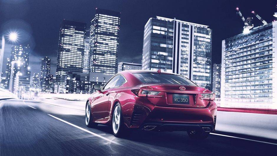 As rodas aro 18 v&ecirc;m de s&eacute;rie, mas podem ser trocadas por um conjunto de 19 polegadas | <a href="https://preprod.quatrorodas.abril.com.br/noticias/saloes/toquio-2013/lexus-mostra-cupe-rc-759175.shtml" rel="migration">Leia mais</a>