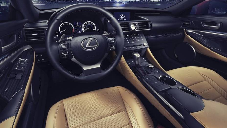 O interior também é baseado nos protótipos mais recentes mostrados pela Lexus, com o mesmo nível elevado de acabamento visto nos sedãs da marca | <a href="https://preprod.quatrorodas.abril.com.br/noticias/saloes/toquio-2013/lexus-mostra-cupe-rc-759175.shtml" rel="migration">Leia</a>